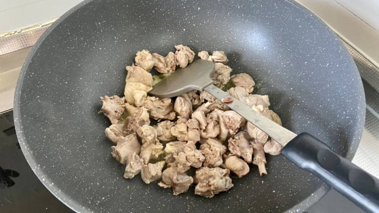 红烧鸭块➕毛豆烧鸭腿,下沥水的鸭肉,中火煸炒,炒干水分,鸭皮出油