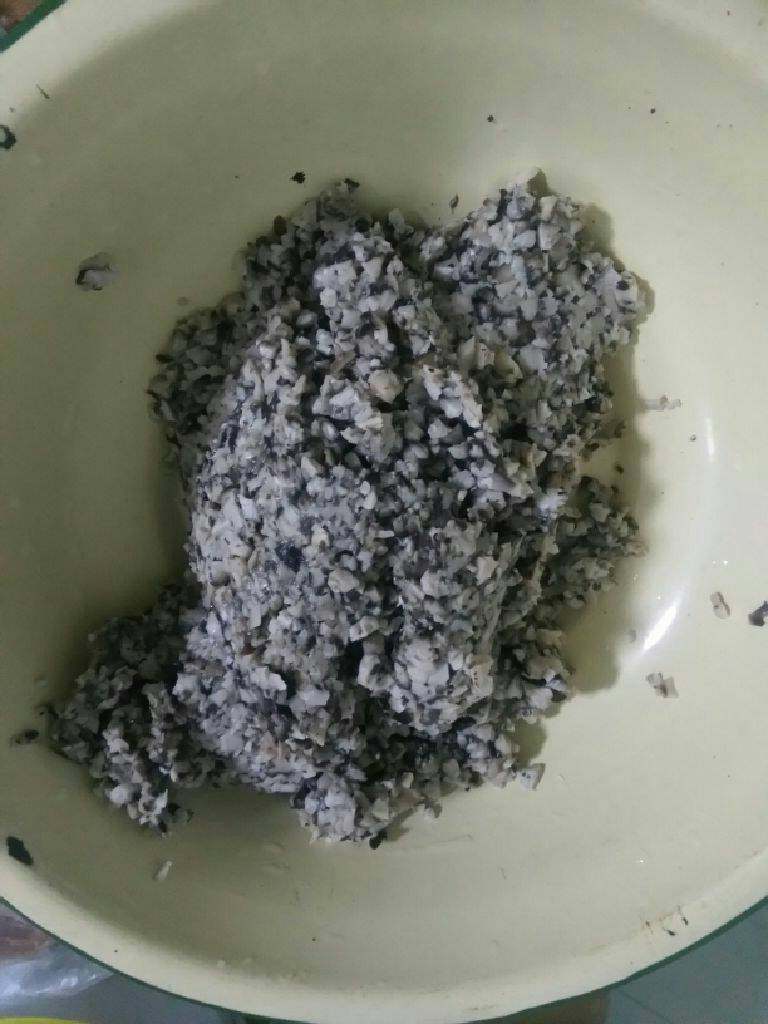 猪肉香菇水饺,把香菇下锅煮八分熟,撰干水分切末