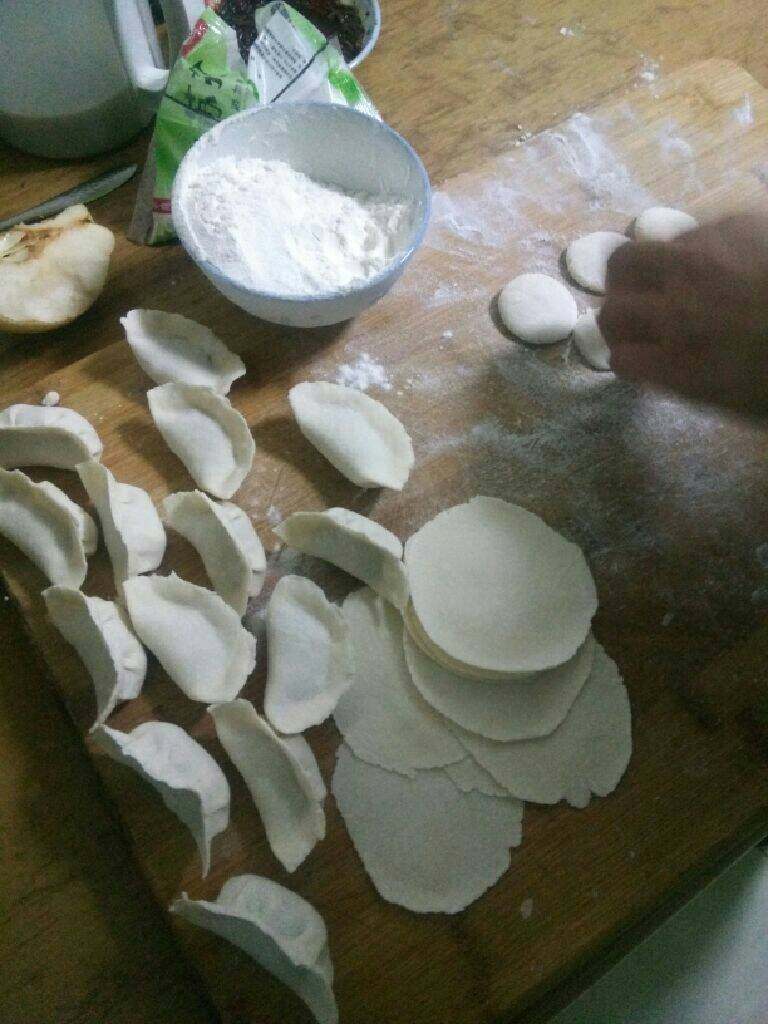 猪肉香菇水饺,把适量饺子粉用凉水和面,和好的面团醒二十分钟。醒好的面团揉光滑,搓条,赳成挤子擀饺子皮