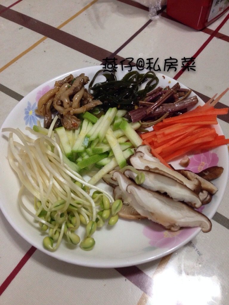 韩式肉末石锅拌饭,如图将所有食材洗净,亲丝,备用。