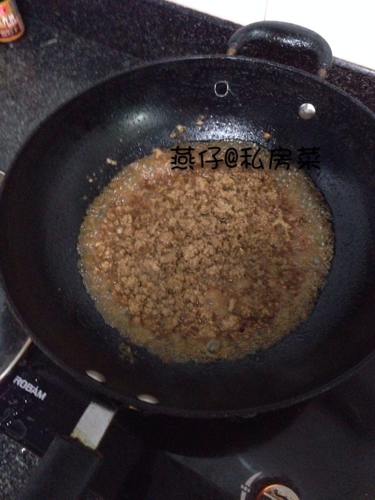 韩式肉末石锅拌饭,如图锅里倒入适量油,放入生姜末,猪肉末翻炒,再倒入适量料酒,酱油继续翻炒,再倒入适量开水,加入适量白糖,煮熟备用。