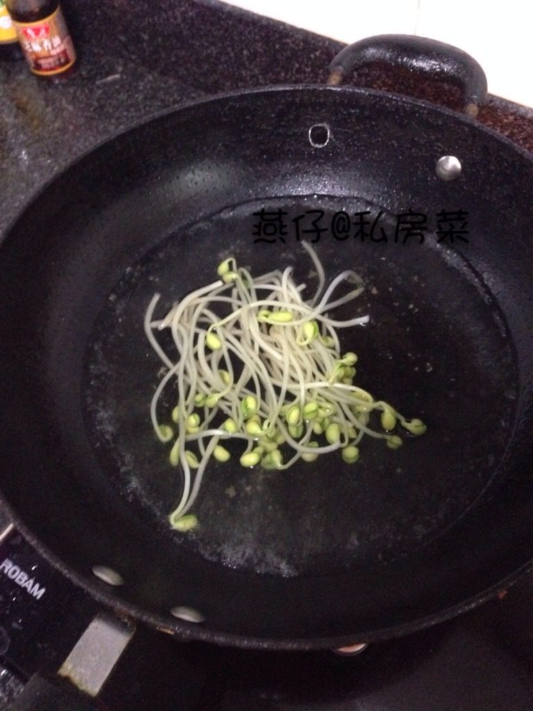 韩式肉末石锅拌饭,如图所有食材,依次下锅焯水煮熟,捞起备用。