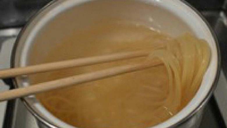 意大利番茄肉酱面,煮到意面还有一点硬芯,就可以 关火了煮好意面的样子。