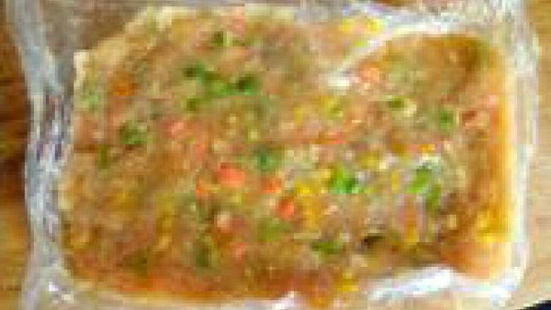 上校鸡块, 方形容器里铺上一层保鲜膜,方便到时候扣出来。把肉泥铺上面,不要太厚。 放进冰箱冻四个小时以上,用手摁着肉摁不动就可以,拿出来很容易,提着保鲜膜就出来了
