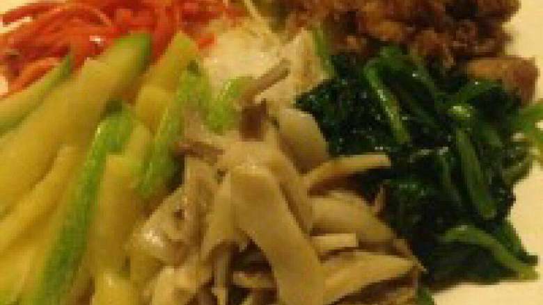 韩国拌饭,终于把所有配菜准备好 就 可以进行摆盘!先把饭用<a style='color:red;display:inline-block;' href='/shicai/ 3738'>芝麻油</a>(香 油)拌匀,然后堆成一个碗的形状,再 把配菜一样一样铺在上面。