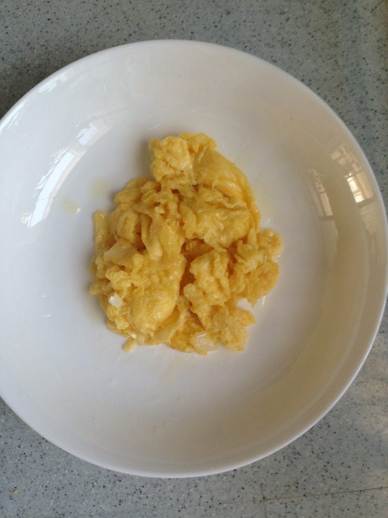 什锦蛋炒饭,先把鸡蛋炒熟备用,如图