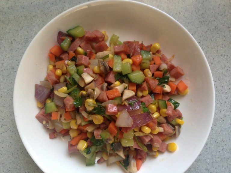 什锦蛋炒饭,将食材盛出备用,如图