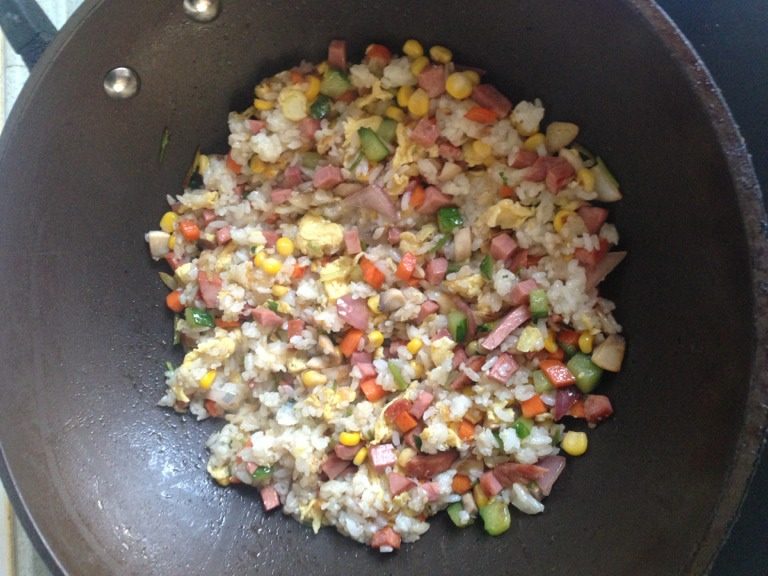 什锦蛋炒饭,放入鸡蛋,食材,炒匀,如图