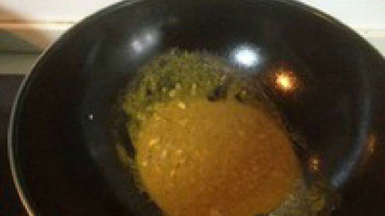 东南亚料理【咖喱蟹】,不停搅拌咖喱,不要糊锅,煮开 即可。