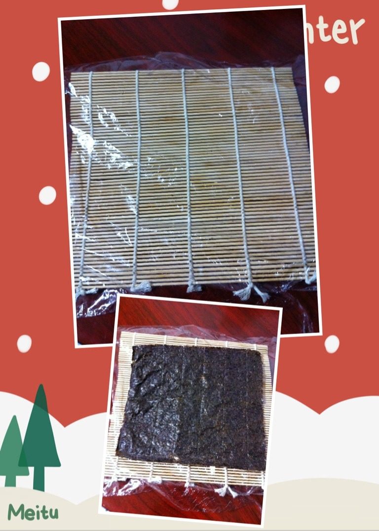 日本菜 寿司,寿司帘上铺一层保鲜膜,放上海苔
