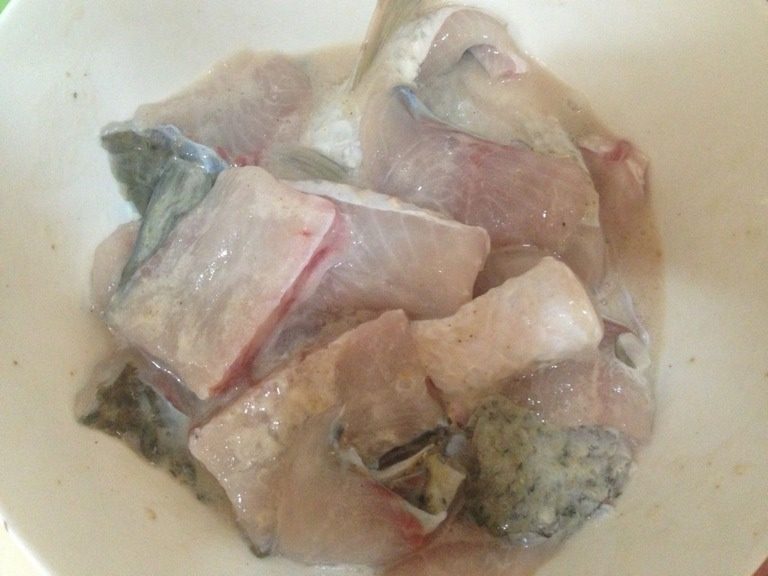 麻辣水煮鱼,用淀粉，<a style='color:red;display:inline-block;' href='/shicai/ 718'>料酒</a>，<a style='color:red;display:inline-block;' href='/shicai/ 3729'>白糖</a>，盐，食用油抓匀腌制