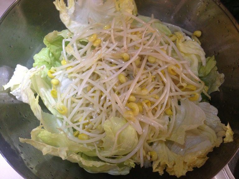麻辣水煮鱼,豆芽过油炒断生与生菜一起铺在碗底备用