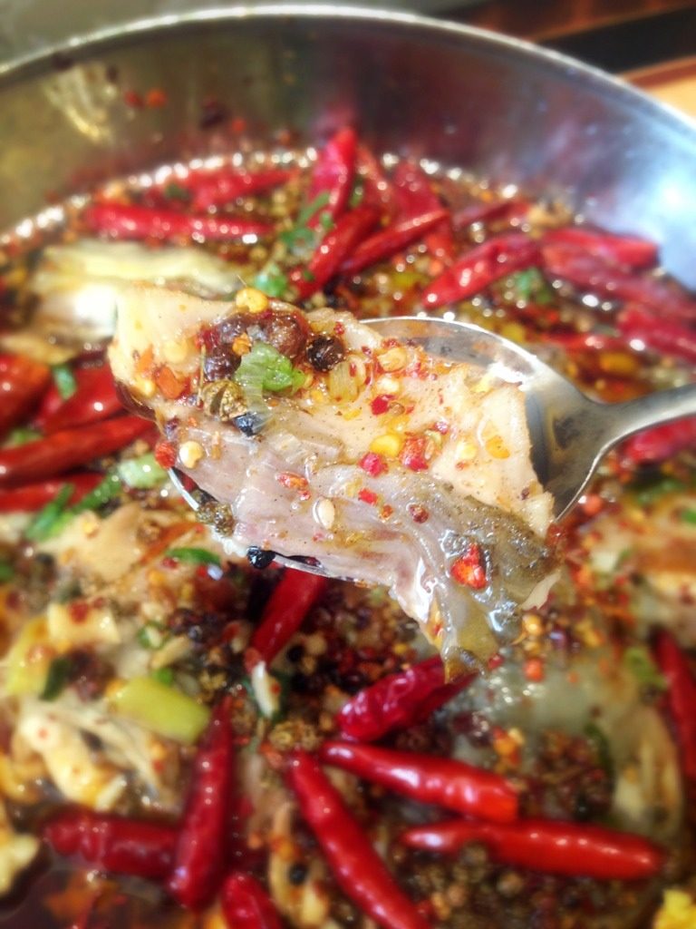 麻辣水煮鱼,鲜、香、麻、辣的水煮鱼上桌了