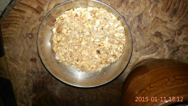 糊涂面,花生炒熟捣碎(我用了一把花生一把杏仁一把瓜子仁，又加了点芝麻盐)