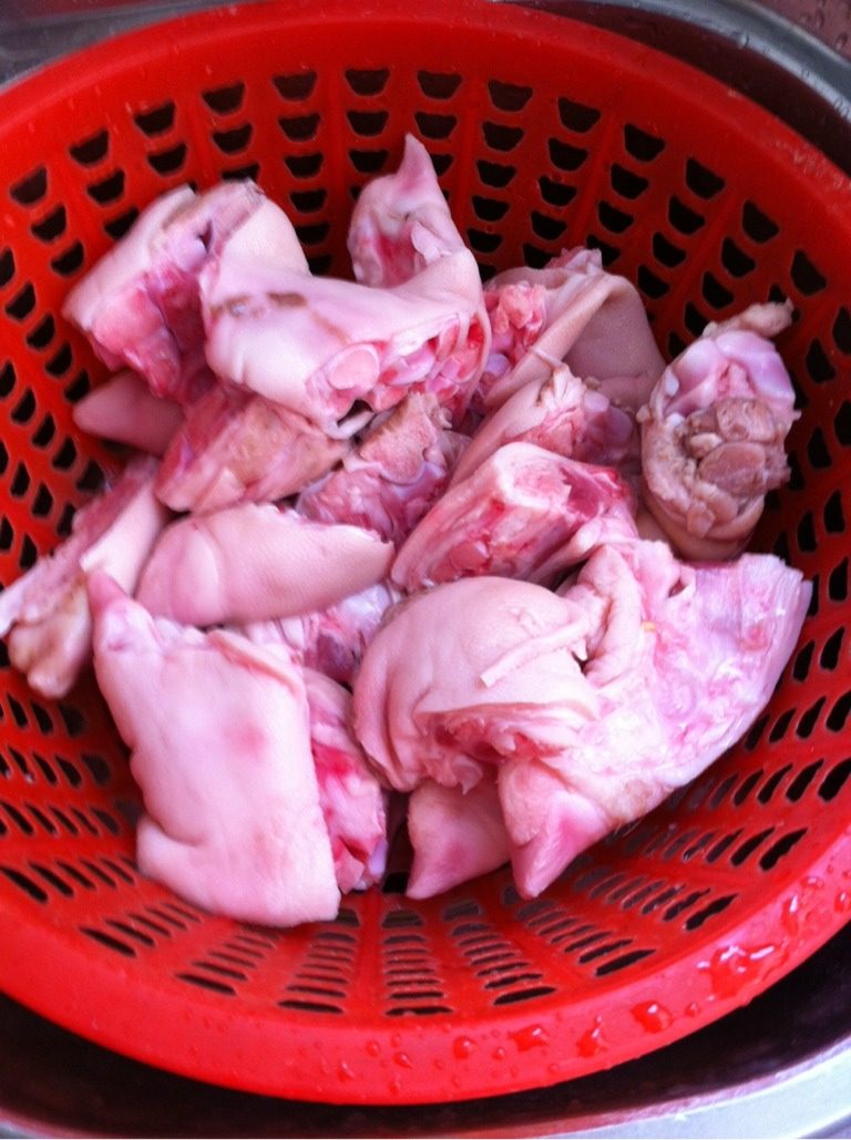 红烧猪蹄,<a style='color:red;display:inline-block;' href='/shicai/ 413'>猪蹄</a>洗净