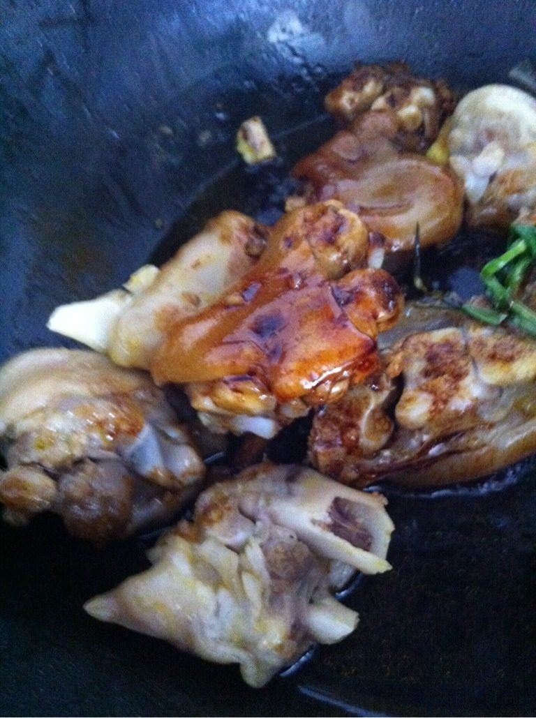 红烧猪蹄,煸炒后加盐、<a style='color:red;display:inline-block;' href='/shicai/ 788'>生抽</a>、<a style='color:red;display:inline-block;' href='/shicai/ 762'>老抽</a>、<a style='color:red;display:inline-block;' href='/shicai/ 866'>冰糖</a>