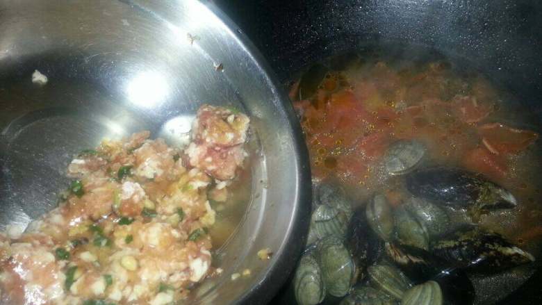 海鲜汤,再加入瘦肉末调味、(增加汤底甜度)用勺子均匀搅拌。