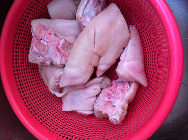 清爽炖猪蹄,<a style='color:red;display:inline-block;' href='/shicai/ 413'>猪蹄</a>冼净