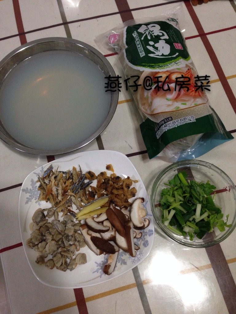 福州锅边糊,如图<a style='color:red;display:inline-block;' href='/shicai/ 198'>蚬子</a>加入开水煮汤,把肉拨出来,其他食材洗净备用