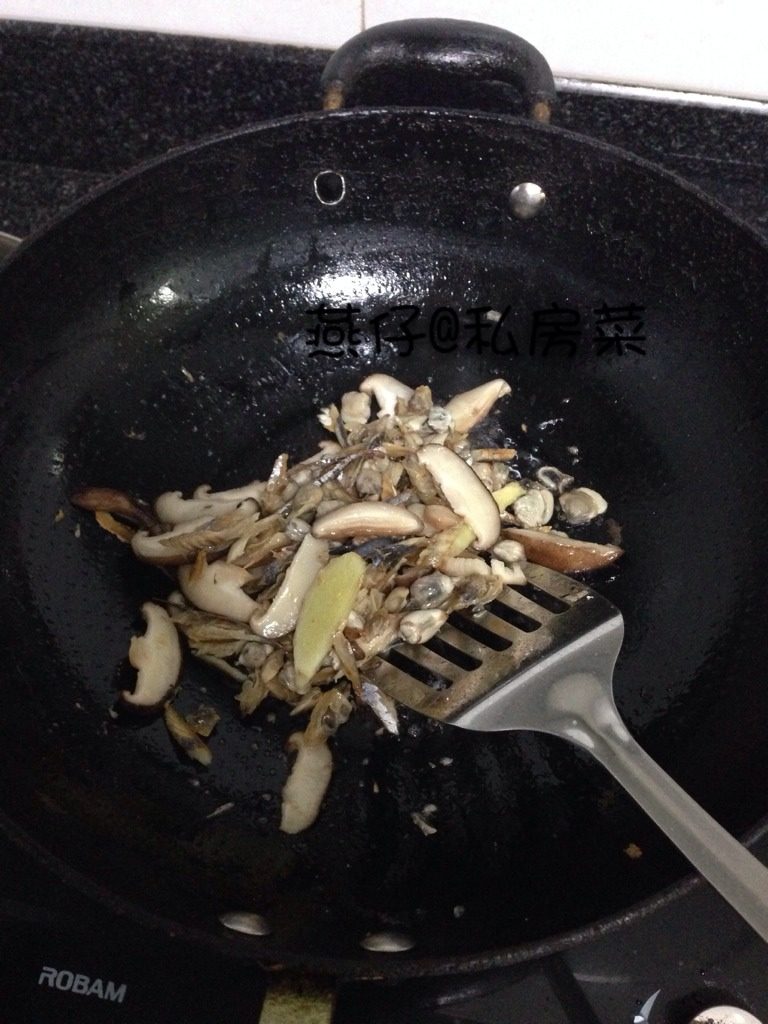 福州锅边糊,如图锅里热油,倒入所有食材翻炒。