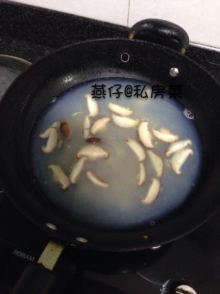 福州锅边糊,如图然后再倒入汤,煮开。
