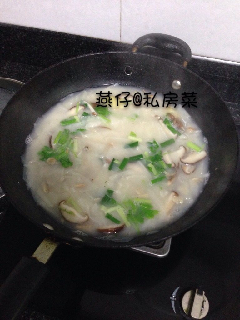 福州锅边糊,如图锅边片煮软后,加入适量盐,味精,再放入葱芹菜末,即可。
