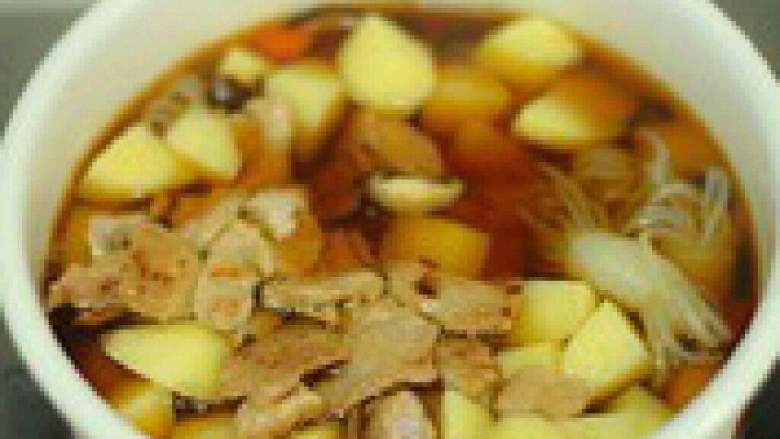 日式土豆闷肉,等火烧开了放入土豆,肉片,盖上锅盖小火闷煮10分钟左右。