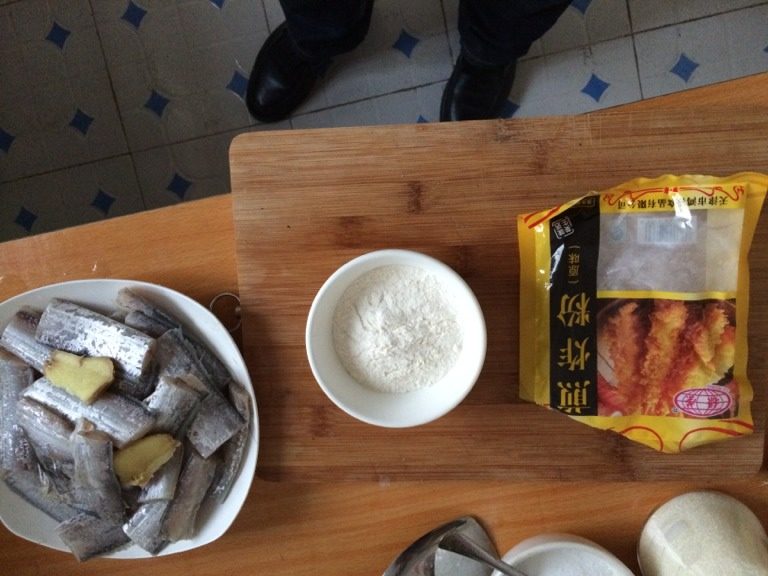 干烧带鱼,如图鱼腌制半个小时后,准备用煎炸粉进行裹粉(一般生粉都可以)