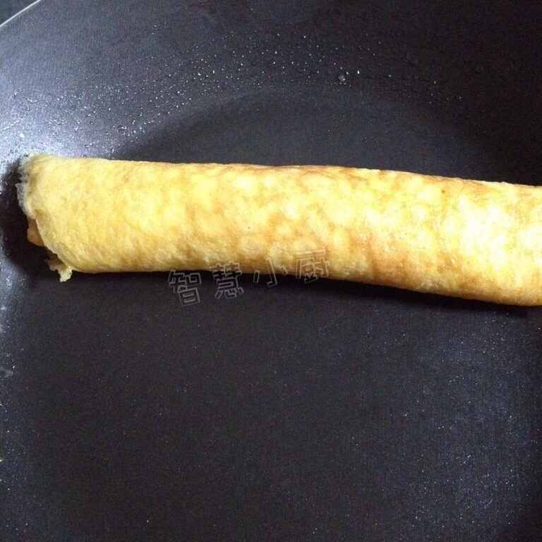 玉子烧,小火煎至凝固时，把蛋皮从上往下卷起来