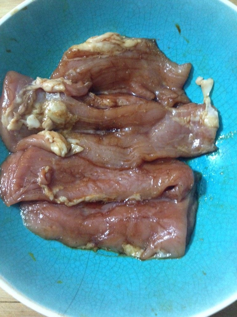 日式猪排饭,如图将猪排加入生抽,盐,油五香粉,腌一个小时