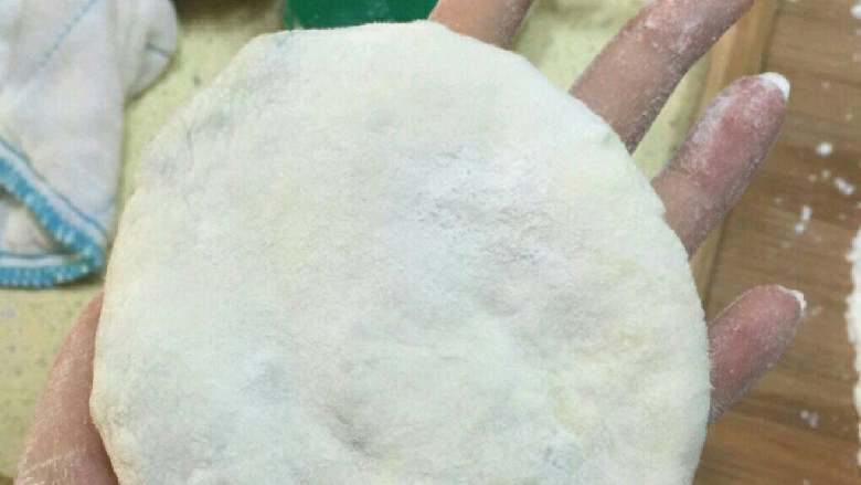 酥酥脆脆鸡蛋韭菜盒子,揪出一小块面,对,就是揪。。现在是横放的。 把刚才的小面团竖过来,压一下。 用擀面杖擀成面皮,就跟饺子皮似的,中间厚一些。 放入刚才的韭菜鸡蛋馅。 然后跟包包子似的包起来, 中间要掐好哦,然后轻轻按扁,正反面轻轻按,千万别漏了,因为面皮很软。