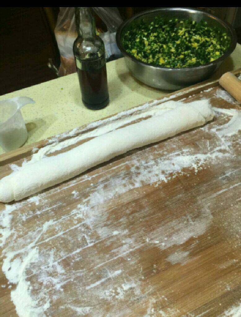 酥酥脆脆鸡蛋韭菜盒子,这样卷起来,把边边角角掐好。