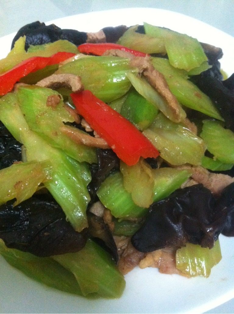 炒西芹,锅内放油，葱姜炒香，下里脊肉，炒至发白，加生抽，翻炒，下西芹，<a style='color:red;display:inline-block;' href='/shicai/ 233'>木耳</a>，加入盐翻炒两分钟，加红椒，再炒一分钟即可