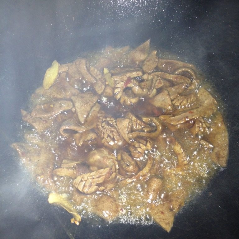 肝腰合炒,锅里放油,先放生姜片再放肝腰翻炒几下