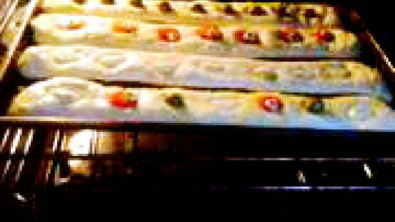 意大利长棍面包,烤箱预热在250度左右。放入面包,