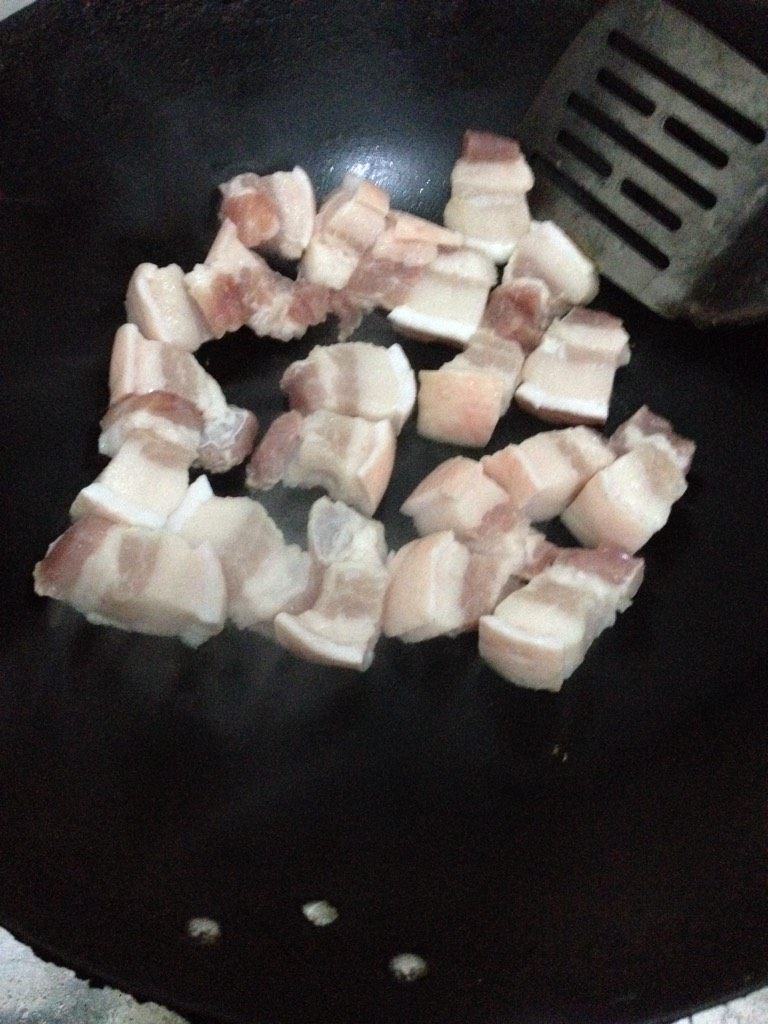 香菇红烧肉,锅内加一点点的油 放入五花肉 不要翻动 待其煎黄翻面煎 也不要翻动 这样能锁住里面的汁 做出来的肉不会材
