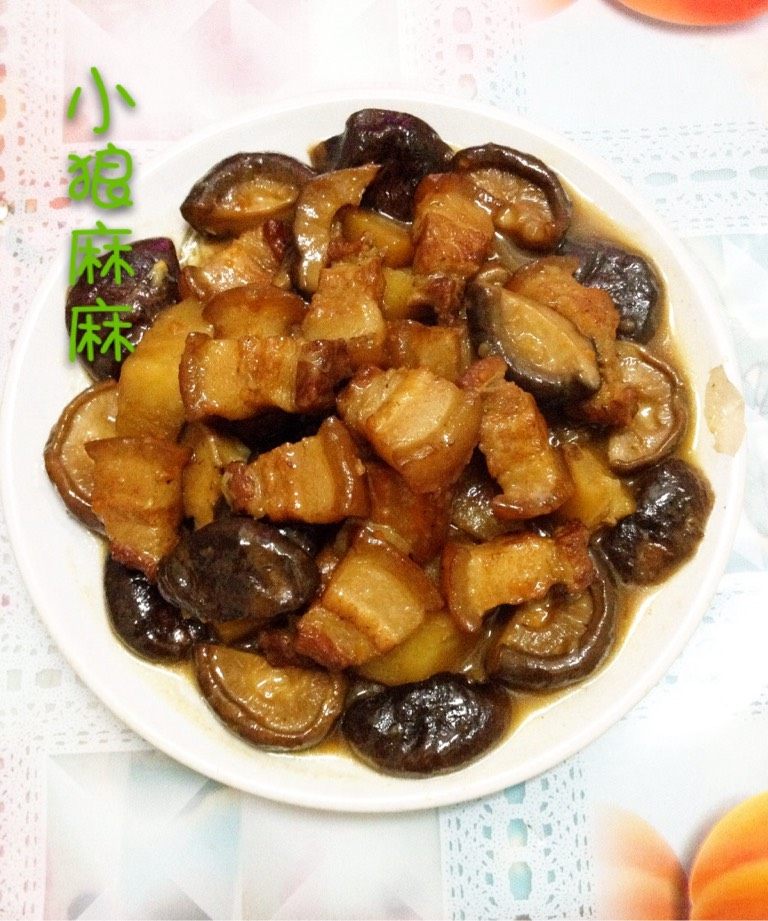 香菇红烧肉,我更喜欢砂锅焖煮 如果时间来得及 我一般会转砂锅小火焖四十分钟 味道口感会更浓郁 如果用砂锅那要加足量的水 一般没过菜就够了 盐也可最后加 这样更健康