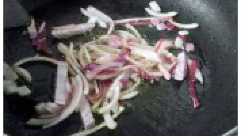 黑椒牛排,黑椒牛排的做法步骤55
利用底油,放入洋葱丝翻炒出香味,