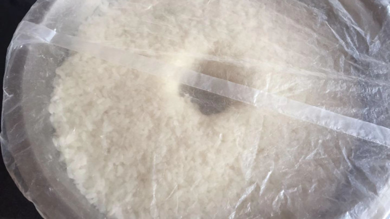 甜酒酿,封上保鲜膜,在外面再包一层膜,放置温暖的地方等候发酵(现在是秋季了,温度没有太高,此次放置了48小时,如果在夏季不需要这么久,可以中途打开闻闻,出酒味了,尝下变甜了就是成了)