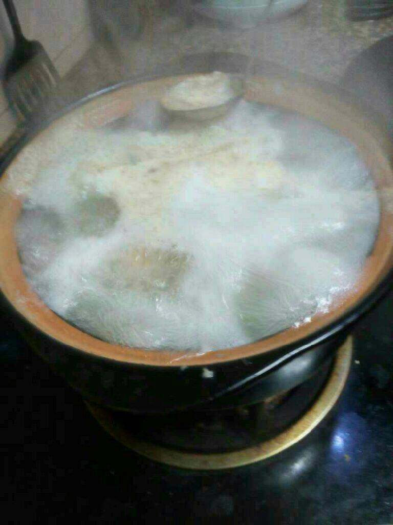 猪肚汤,煮啊煮, 开了,抓了一个小鬼来帮忙,把泡沫捞走,这个很关键,一定好好做,弄得干干净净的才行,这样汤的味道才醇厚。