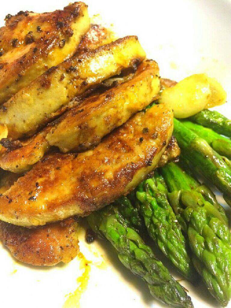香煎法国鹅肝, 利用煎后的鹅油把配菜同时煎煮,熟后摆盘即可。