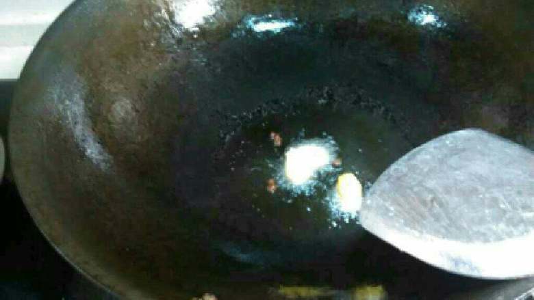 红烧鸡翅,热锅凉油放花椒姜片小火爆香