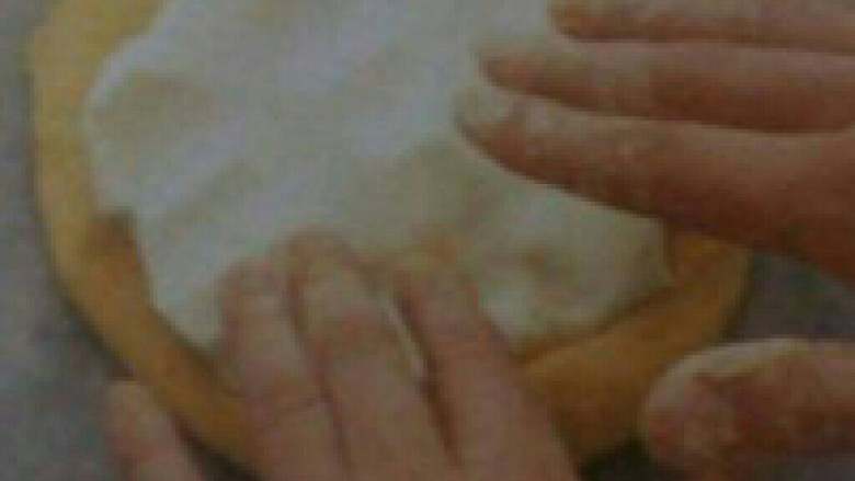 正宗法国传统Brioche,把面团摊平,把125g黄油包进面 团里面。