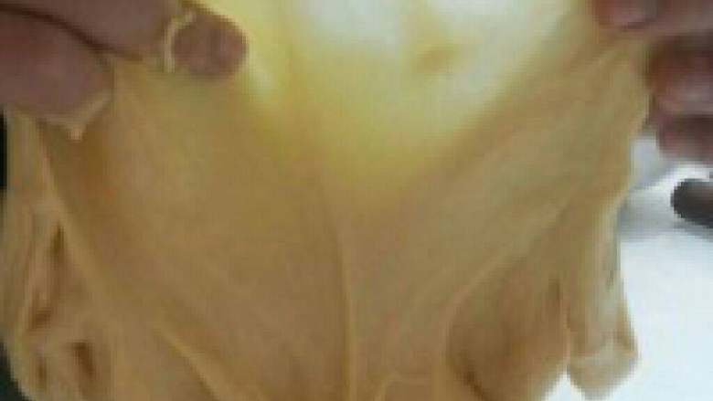 正宗法国传统Brioche,摔好的面团是可以拉得很薄很薄 的,没摔到位的同学继续努力了 啊!