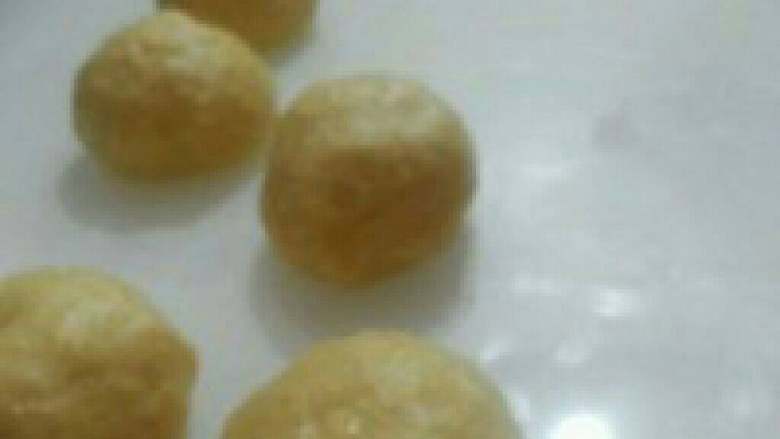 正宗法国传统Brioche, 把发酵好的面团分成45g一个的 小面团,揉圆进行第二次发酵,发 酵时间15分钟。