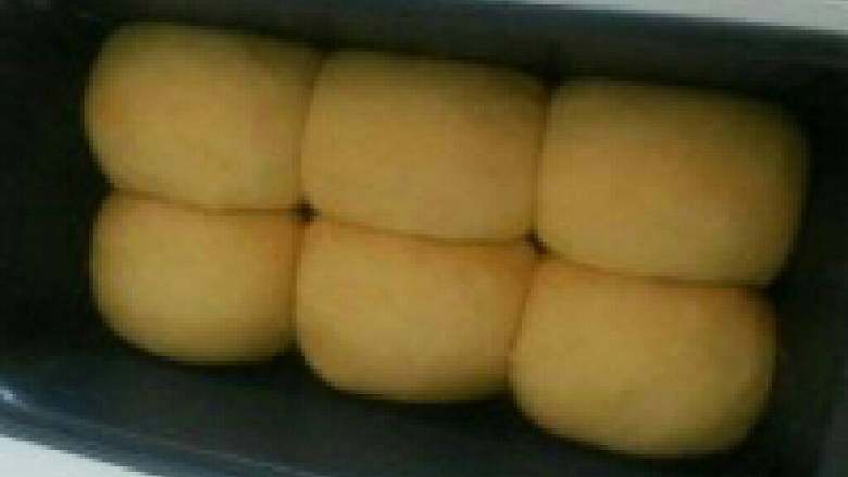 正宗法国传统Brioche,发酵好的面团涨到原来两倍大, 放入烤箱180度,烘烤20分钟,表面 上色后盖上盖子。