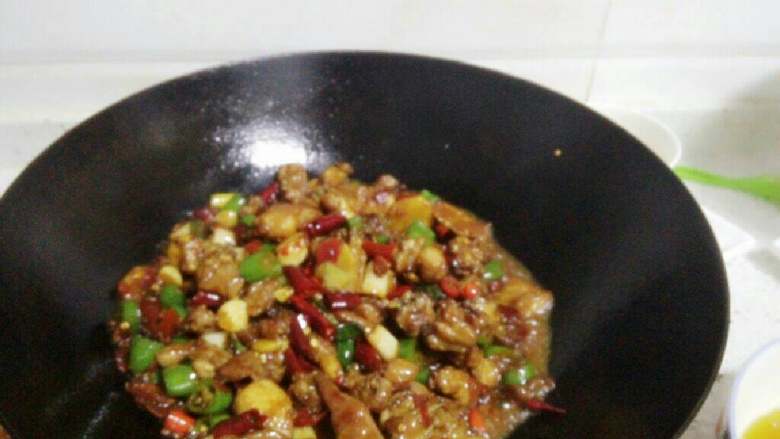 干锅兔丁
,倒入炸好的兔肉翻炒两三分钟。