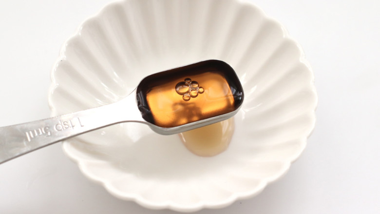 酱爆海虾,现在来调制调料汁,碗里先倒入味达美臻品<a style='color:red;display:inline-block;' href='/shicai/ 718'>料酒</a>。