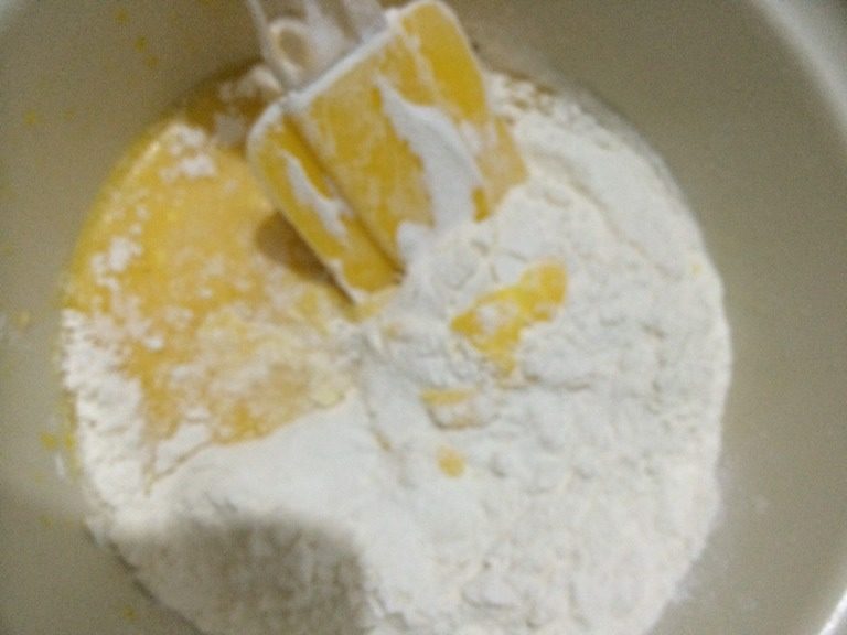 葡萄干戚风,蛋黄中加糖和油,搅拌均匀,再加一小部分牛奶,搅匀再加,直至都加完。筛入面粉,拌匀。注意不要画圈搅拌