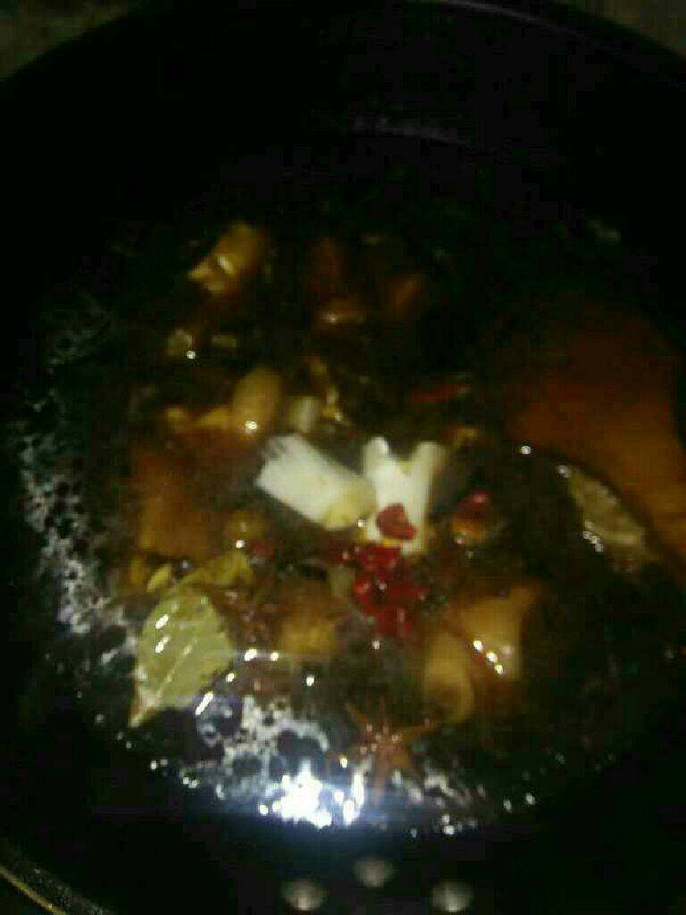 红烧猪蹄,锅里热油，先把葱姜<a style='color:red;display:inline-block;' href='/shicai/ 700'>花椒</a>爆香，下猪蹄翻炒一会… 然后依次放入，老抽。生抽。料酒。冰糖。还有一点点蚝油。 锅里加热水莫过猪蹄… 再把所有配料都放进去…